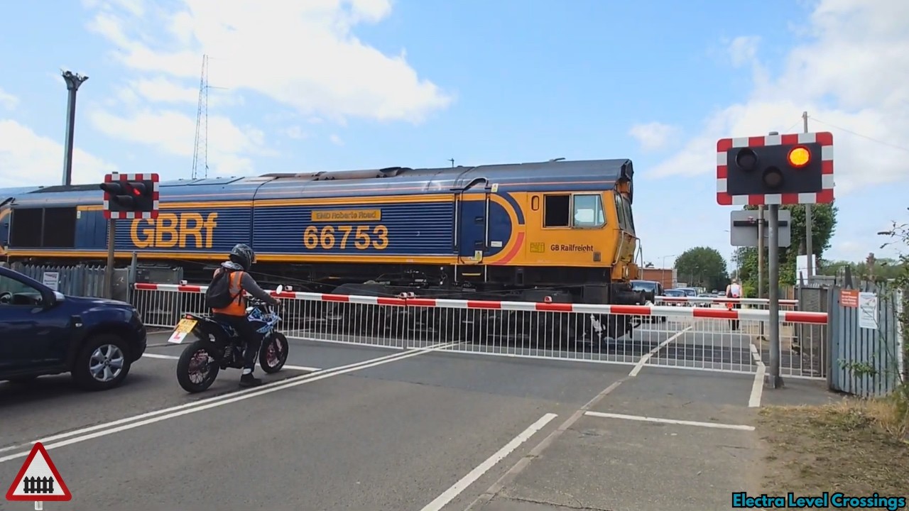 Felixstowe Beach Level Crossing, Suffolk (22/06/25)