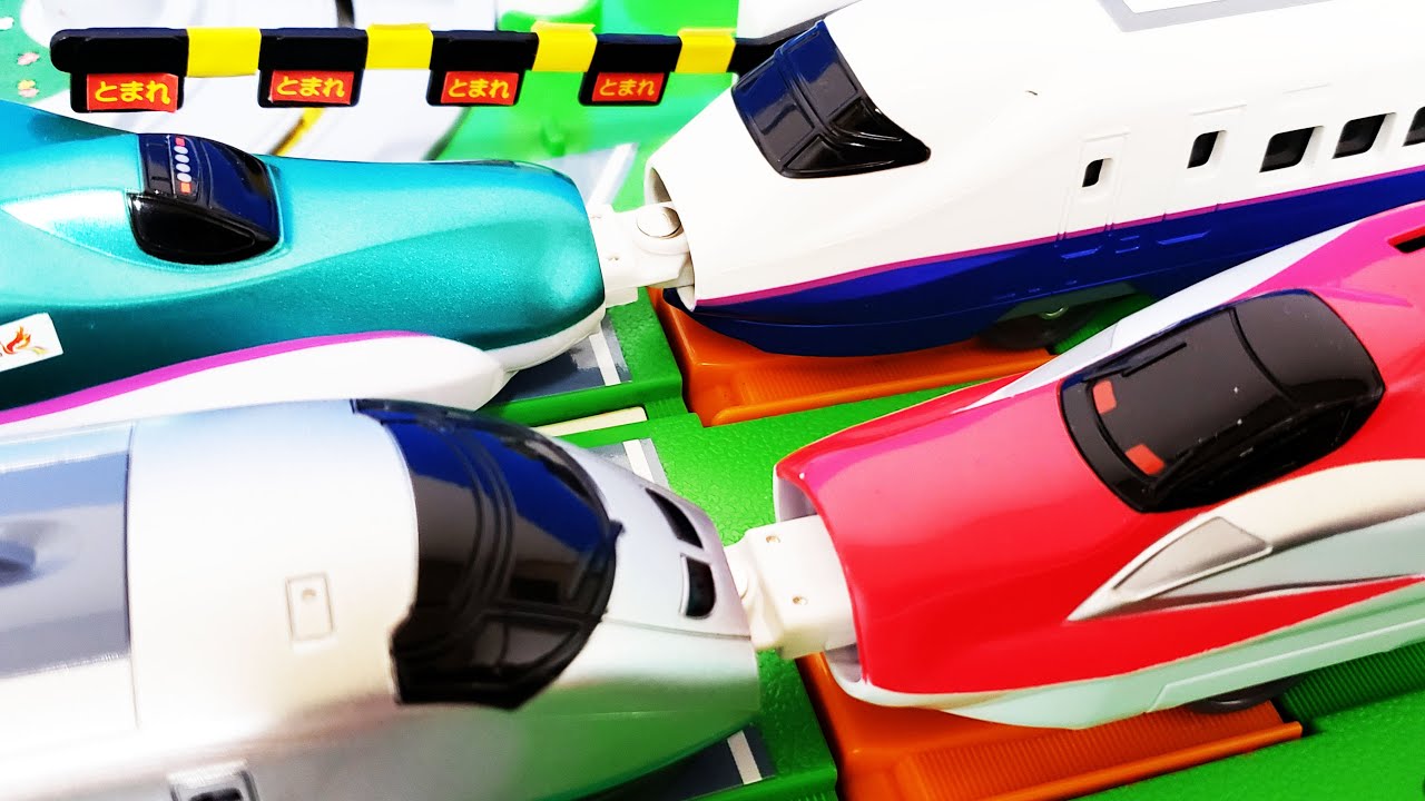 プラレール DX踏切で新幹線E5系はやぶさやE4系MAXが連結 きかんしゃトーマスの仲間たちがトミカのパトカーや消防車、カーズのマックイーンと衝突 hifumitoy