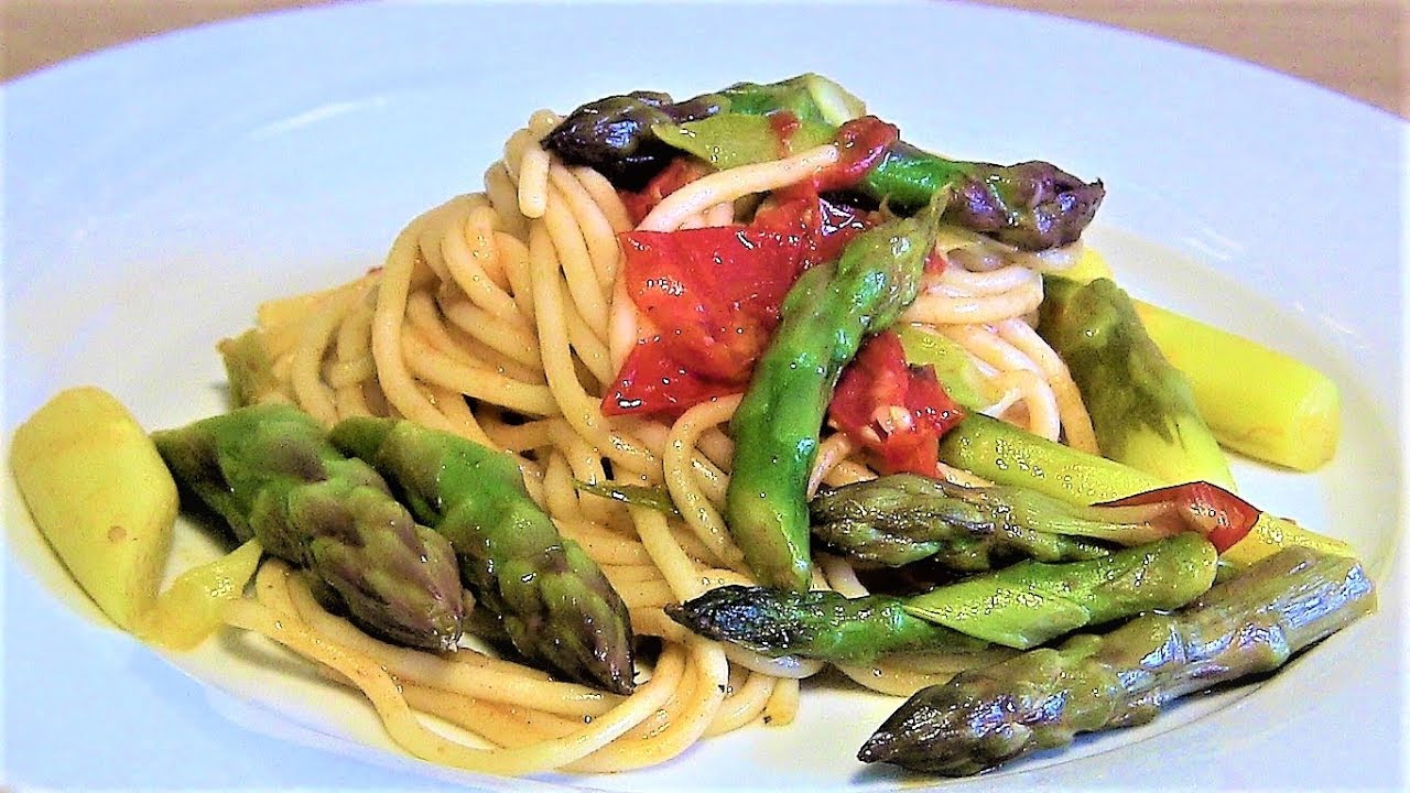 Grüner Spargel Pasta-gebratener grüner Spargel mit Spaghetti und Cocktailtomaten
