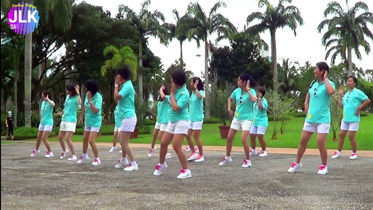 《你莫走》排舞 Ni Mo Zou Line Dance 妹儿丫头你莫走，唱首歌歌儿把你留；歌中有我对你的真情，歌中有你的温柔；哥哥哥哥我不走，妹妹陪你到白头。
