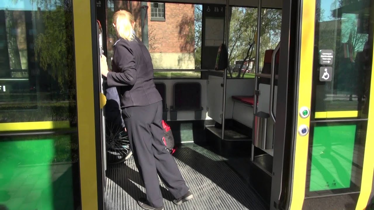 Pyörätuoliramppi Helsingin uudessa raitiovaunussa