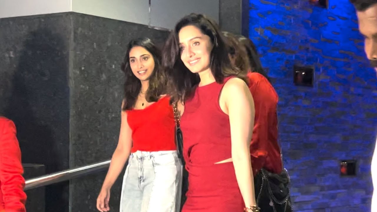 Shraddha Kapoor With Friends Spotted In Bandra Post Dinner