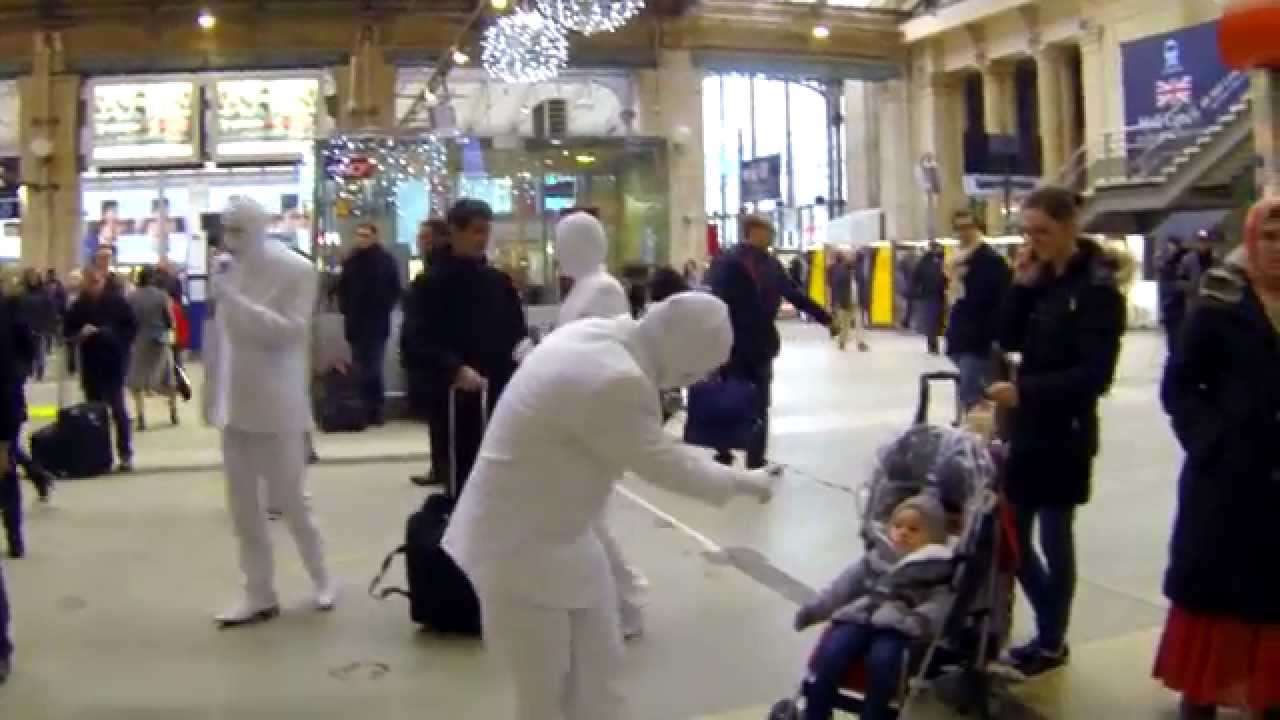 Pour Noël, les Voca People réchauffent la Gare du Nord - Flashmob (Full Version)