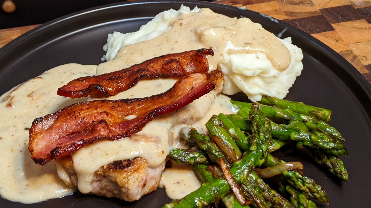 How to Make Smothered Pork Chops - Sage & Garlic Gravy - Old Fashioned Cooking 😋