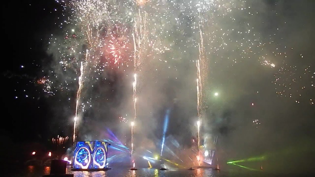 Disneyland Paris 2018 - Disney Village - The Show 'Disney's Magical Fireworks and Bonfire !' [HD]