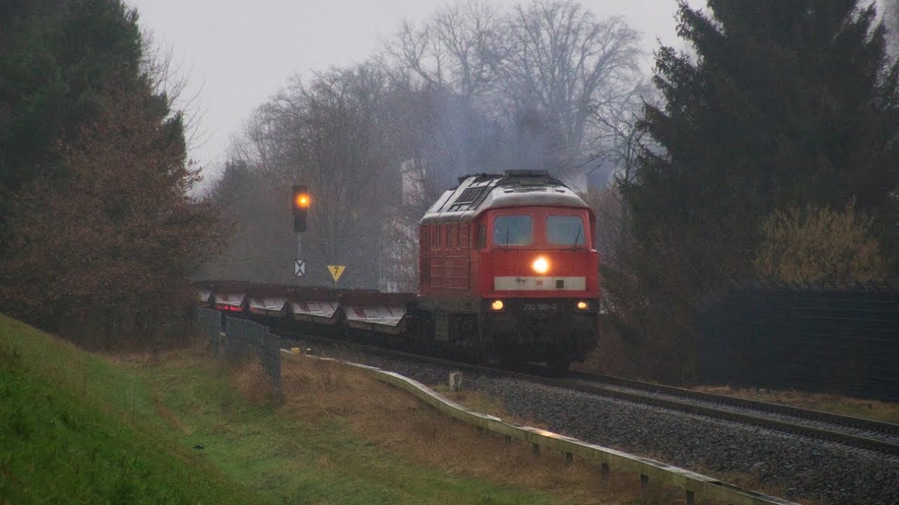 232 587 mit einem leeren Milit&auml;rzug bei der Ausfahrt in Sennelager