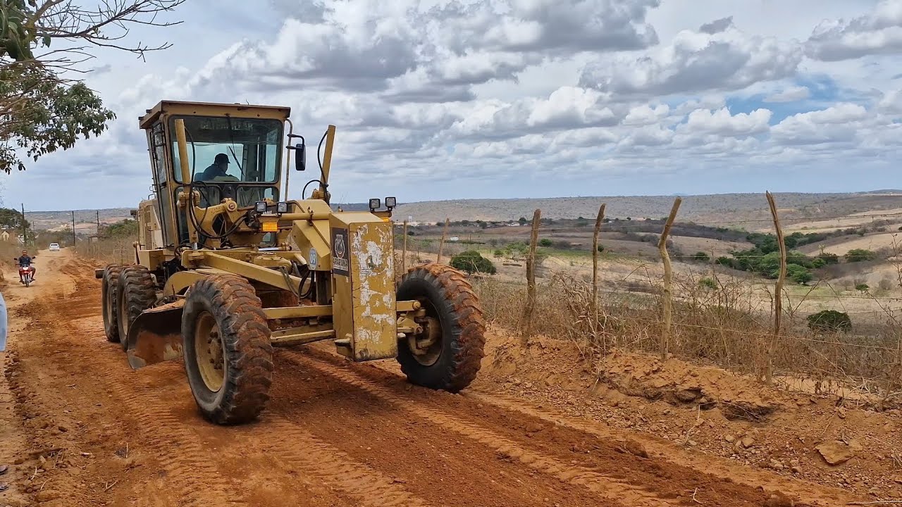As máquinas pesada da prefeitura de Araruna fazendo manutenção na estrada do sítio limão 