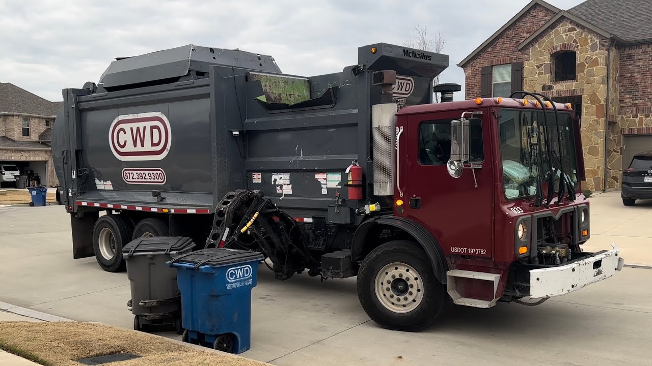 Community Waste Disposal: Mack MRU CNG McNeilus AutoReach!