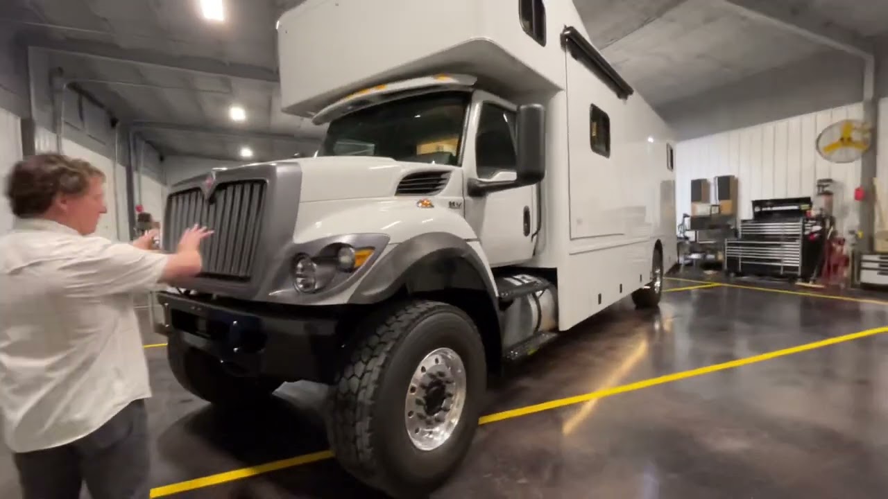 Продается Showhauler 4x4 2022 года эксклюзивно у Performance Motorcoaches.