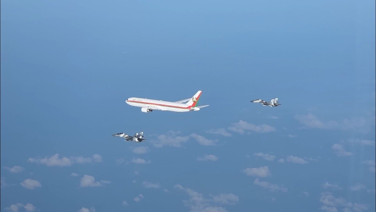 🌏Dua Sukhoi TNI AU Sambut Presiden Belarus, Tegaskan Kehormatan bagi Kepala Negara Sahabat