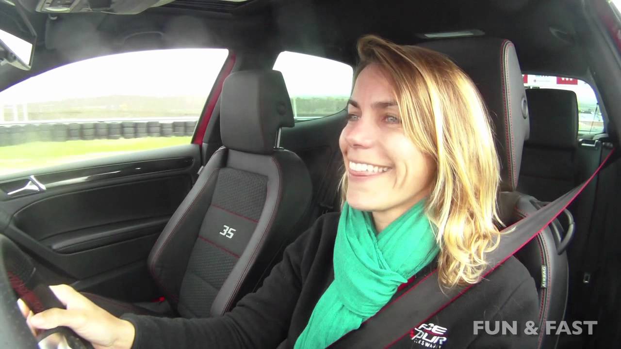 Test 2012 VW Beetle 2.0 Turbo vs. VW Golf GTI 35 Aniversario.
