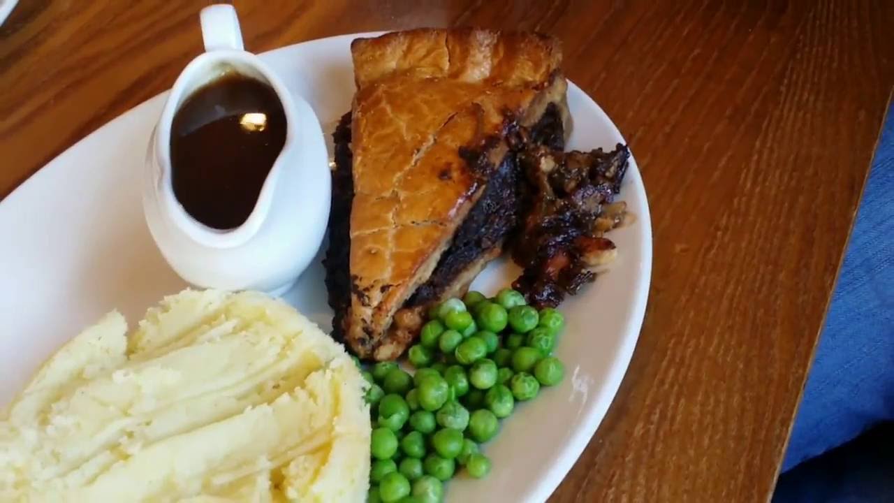 Sunday Lunch at Ring 'o' Bells - British Pub (Loughborough, Leics, England)