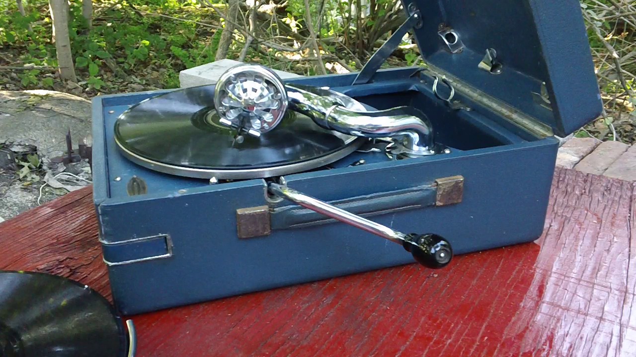 HMV-102 1935 portable gramophone blue cover