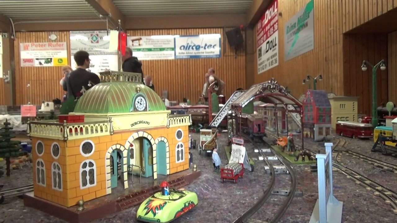 Vintage 0 gauge live steam trains at the 