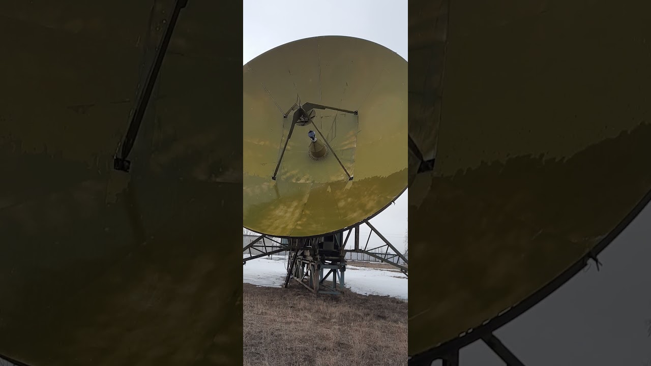 Достаточно мощности радиосигнала 15 ватт, усиление антенны порядка 60 db,  вес около 3 тонн.