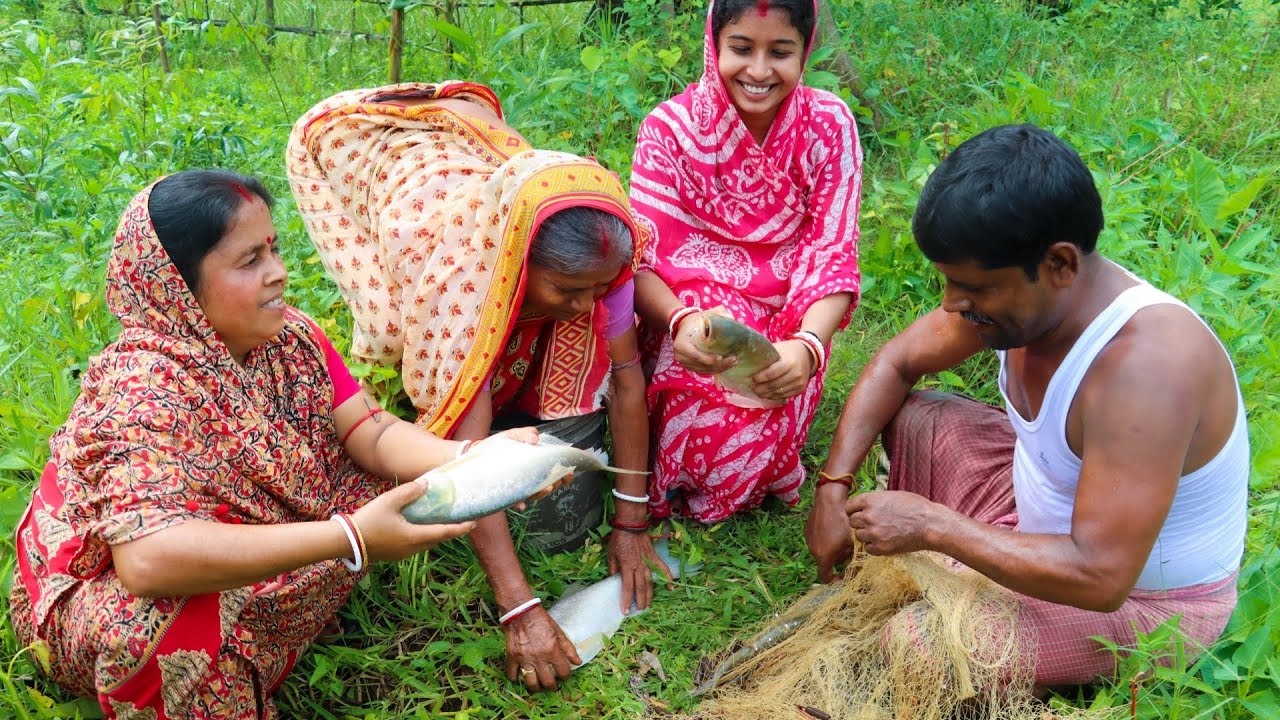সবাই মিলে একসাথে মাছ ধরে রান্না করার মজাই আলাদা | Aloo Dea Macher Jhol Ranna |