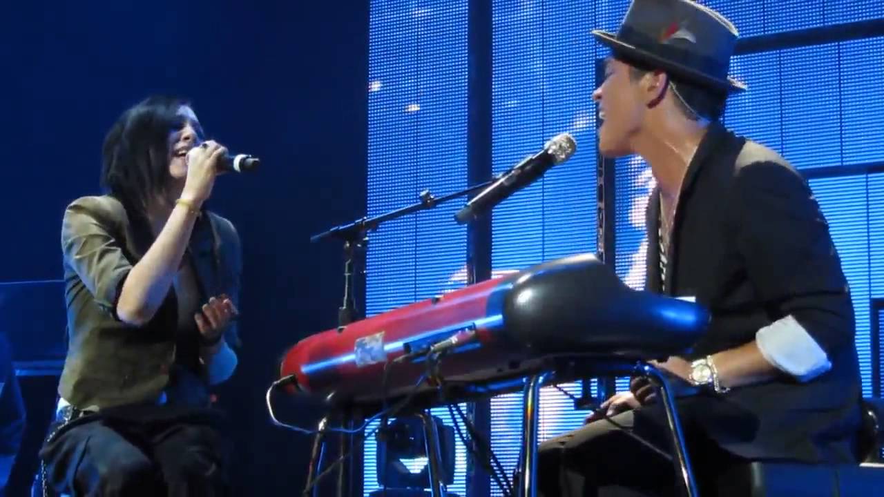 Bruno Mars - It will rain (Live at Royal Academy of Music in London)
