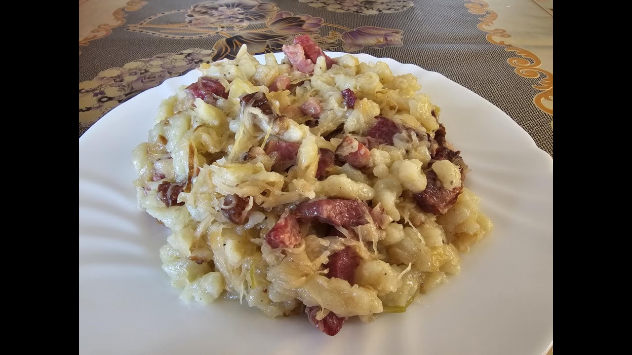 Halušky s kyslou kapustou a údeným..