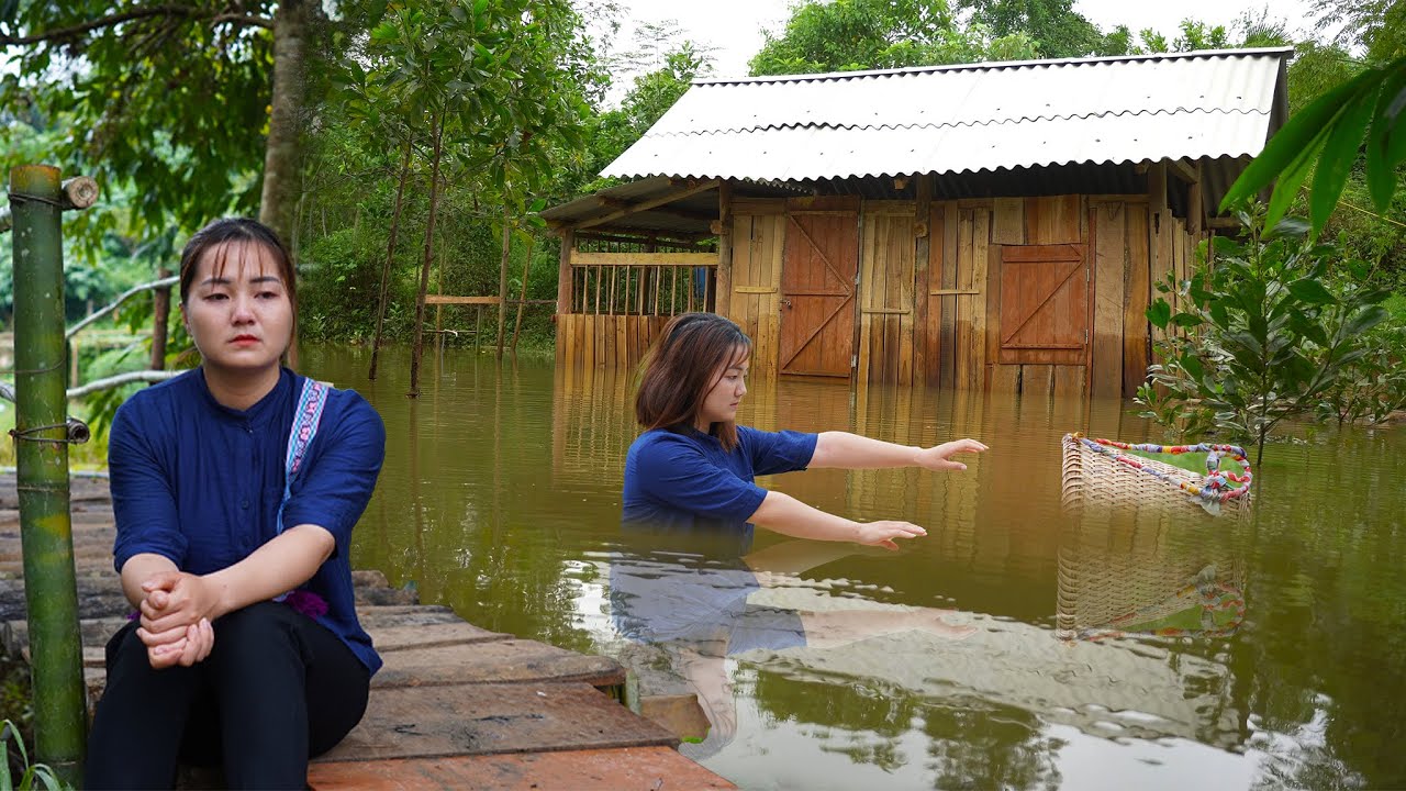 It Rained so Hard That Flood Water Entered Lisa's House. Sad Because The House was Flooded