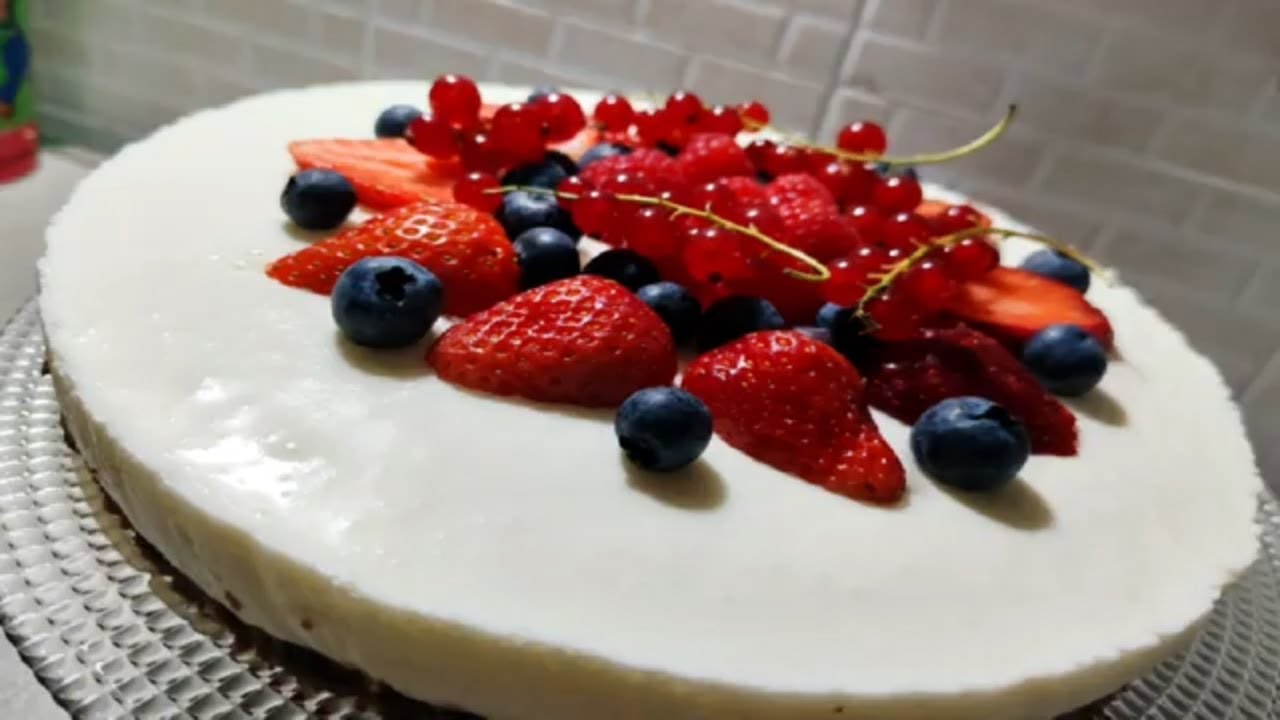 TORTA FREDDA ALLO YOGURT E FRUTTI DI BOSCO