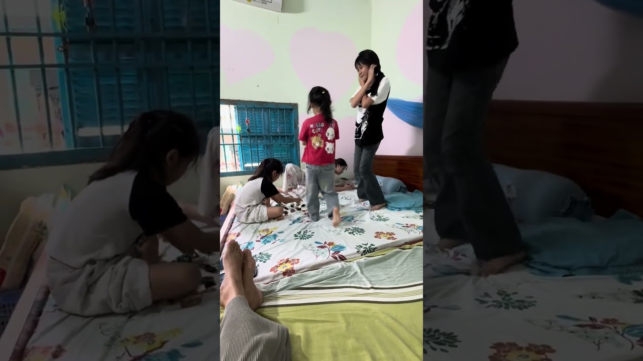 Mấy anh chị chơi với em nhi