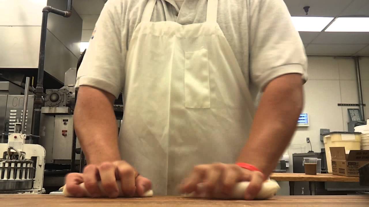 Haciendo bolillos (making bolillos)