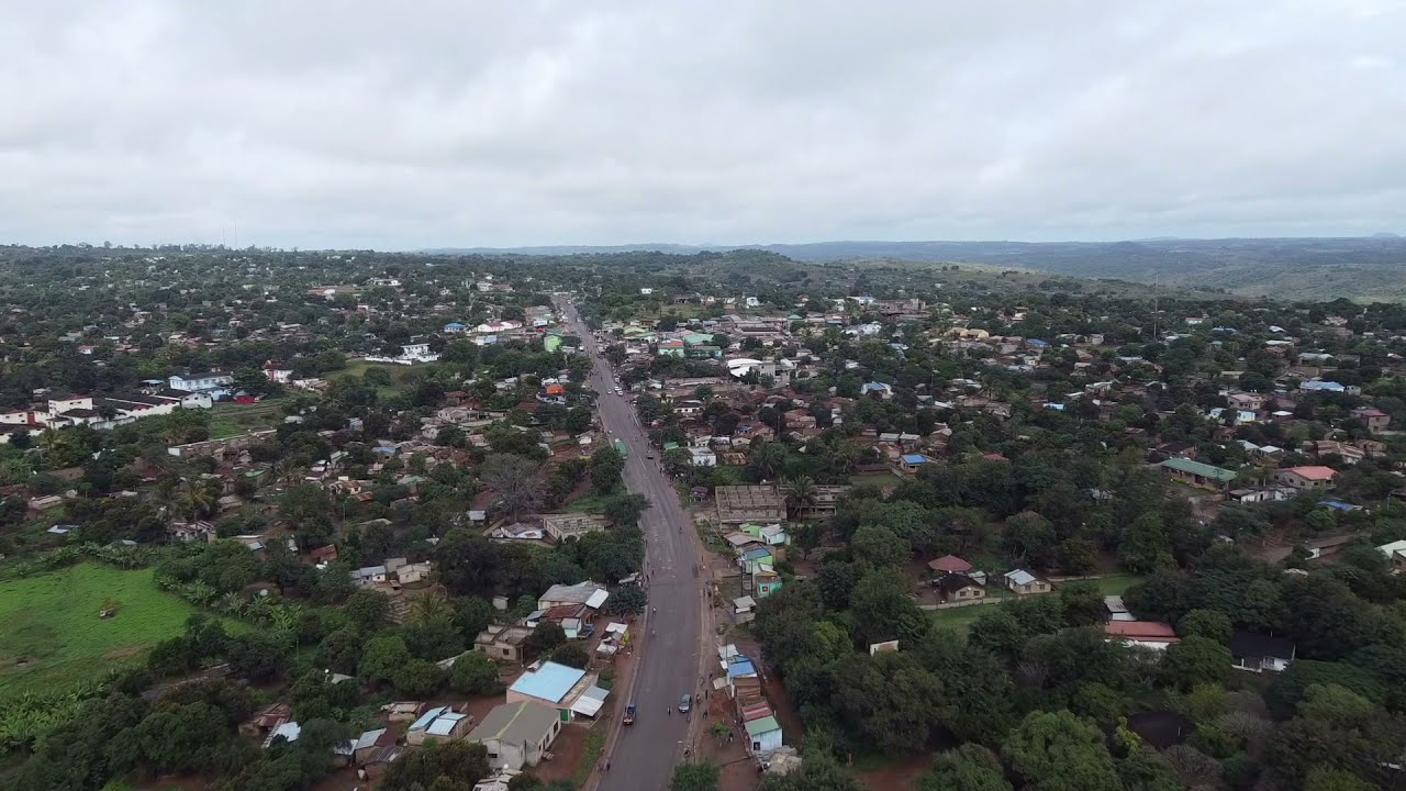 Como é a zona rural de África vista de drone 4k- Vila de Gorongosa, Sofala- Moçambique