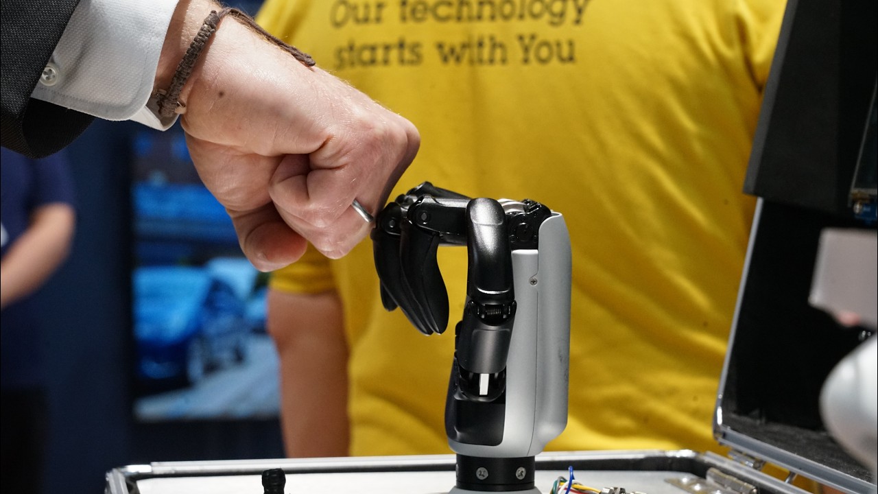 From camera to fingertip: edge AI-powered gesture mirroring with STM32N6 and STSPIN900