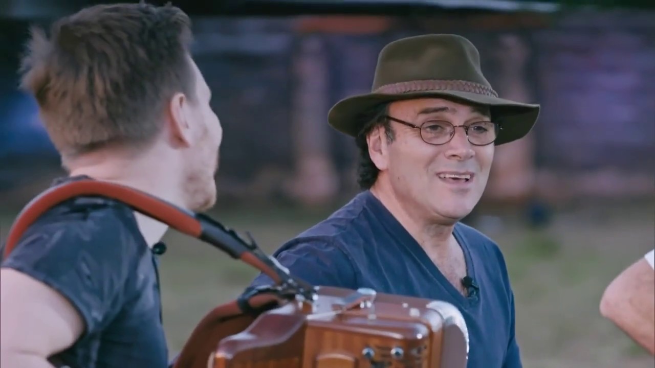 Um Violeiro Toca - Luan Santana e Almir Sater no bem sertanejo com Michel Teló
