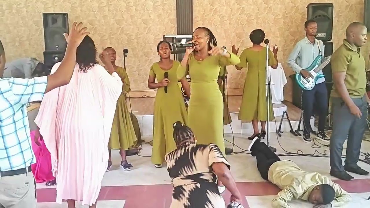 FCM TABATA WORSHIP TEAM - Mungu ni Roho, nao wamwabuduo imewapasa kumwabudu katika roho na kweli