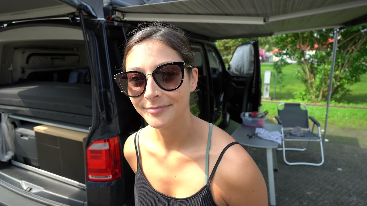 Camper Möbel komplett selbstgebaut: Andy und Maxi aus Memmingen Selbstausbau VW T6 California Beach.