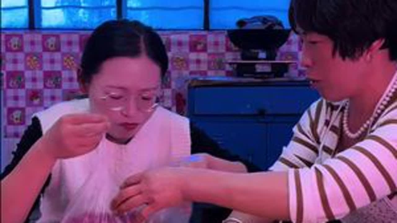 我家车轱辘大的月饼拍了拍大家说，中秋节快乐。看看你家的月饼呀！#我的乡村生活 #日常vlog #乡村味道 #月饼