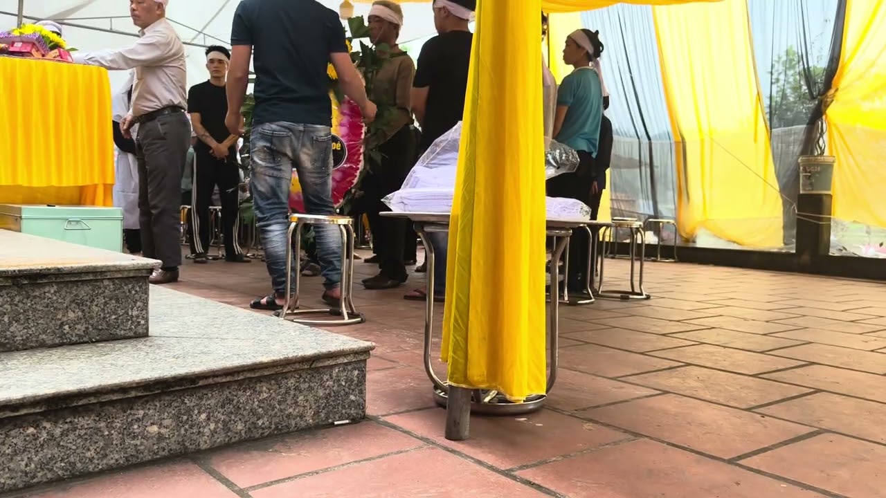 Các anh các chị tuy rằng là con anh con em mà thương em quá 