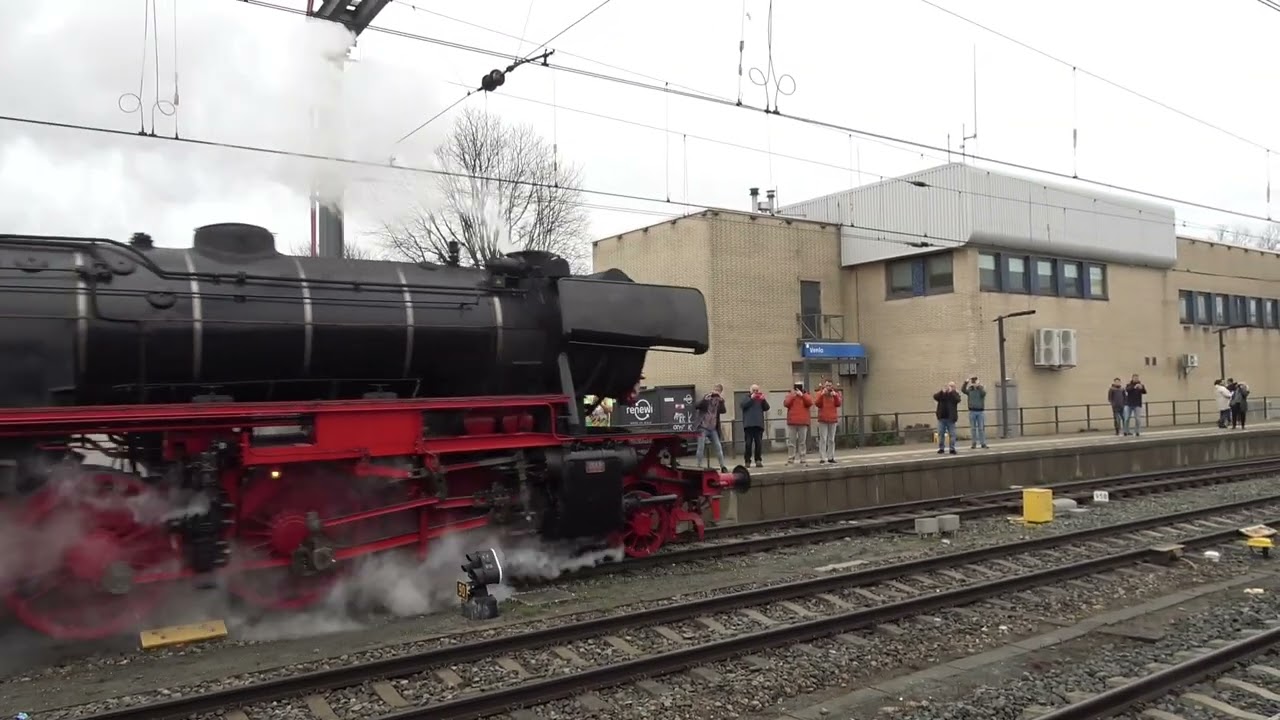 de 23 023 stoomtrein en 111 158 elektrische trein SSN kerst Express in station Venlo 