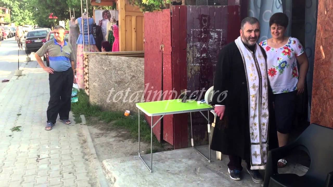 Vama Veche: preotul din localitate cu aghiasma prin carciumi