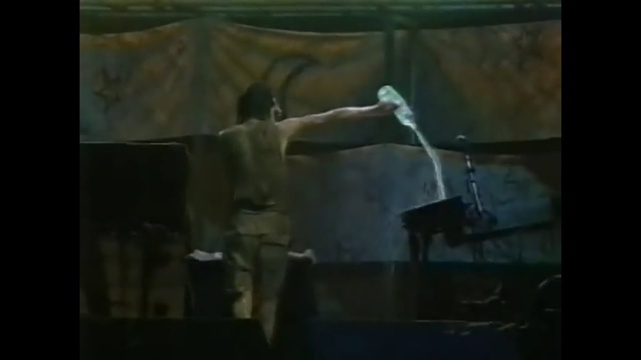 Nearly 3 minutes of Trent Reznor assaulting keyboards at Woodstock 94