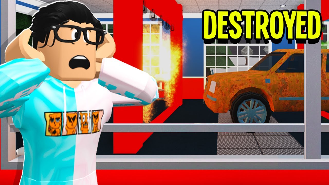 I Found A CAR WASH.. Owners DESTROYED Cars! (Roblox Bloxburg)