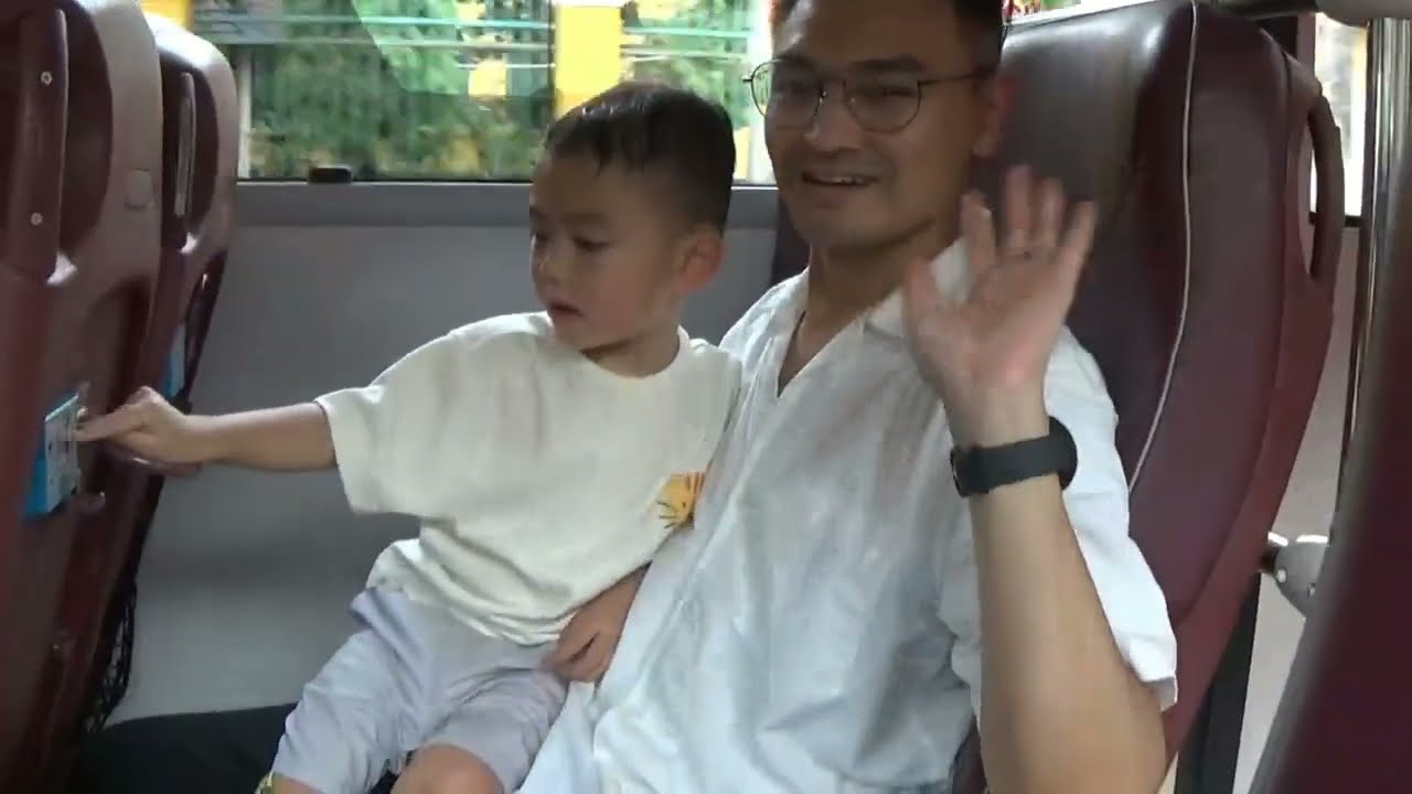 Minh Khôi đi xe bus Hop on Hop off từ Nguyễn Bỉnh Khiêm đến trường Hồng Bàng