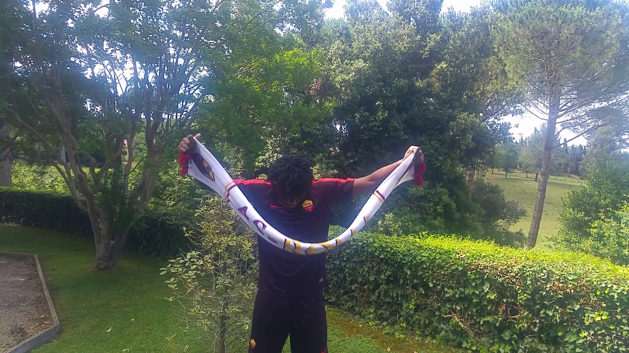 William Bianda posa per la prima volta con maglia e sciarpa della Roma. Selfie con i piccoli tifosi