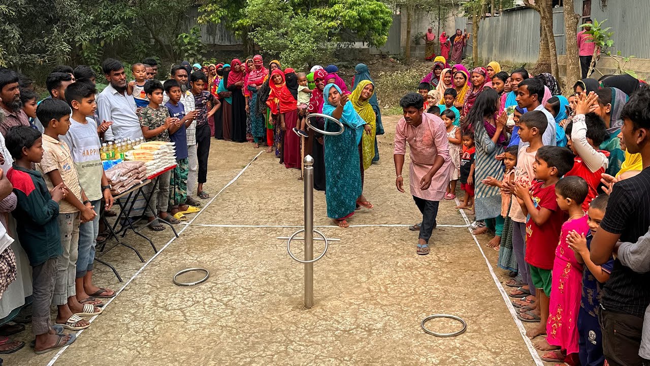 রিং ছুড়ে গ্রামের আপারা ছোলা, খেজুর, তেল, আটা, চিনি জিতে আনন্দে মেতে উঠলো। নতুন গ্রামে মজার খেলা