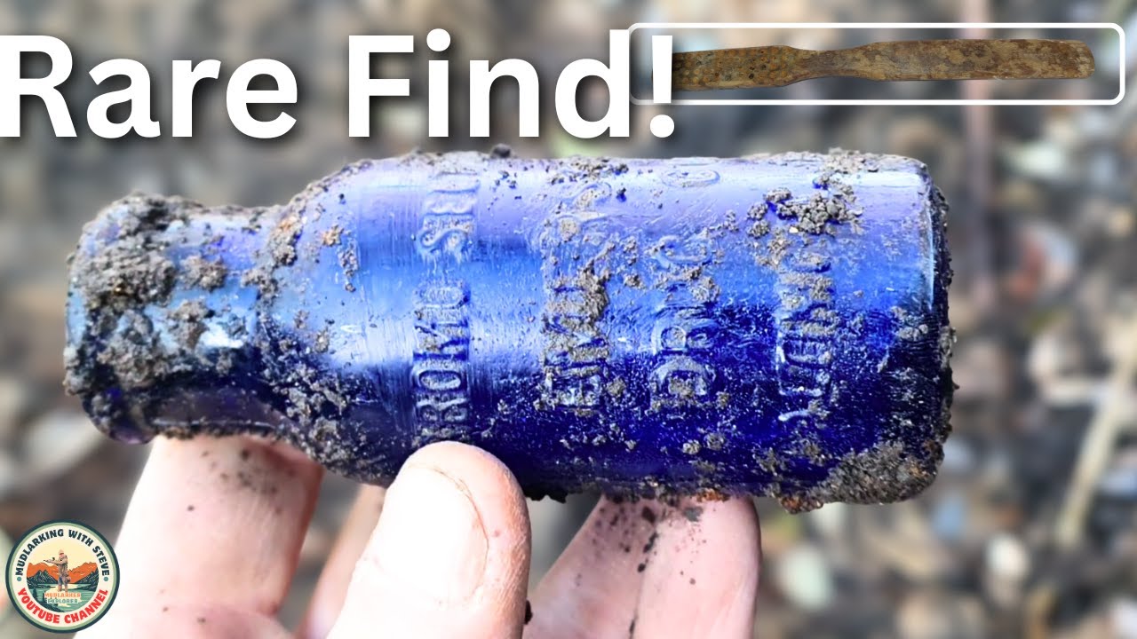 Редкая зубная щетка BONE 1800-х годов и бутылка синего яда найдены на свалке бутылок.