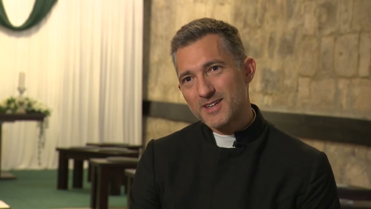 Reverenda és súlyzók: Egy modern diakónus mindennapjai