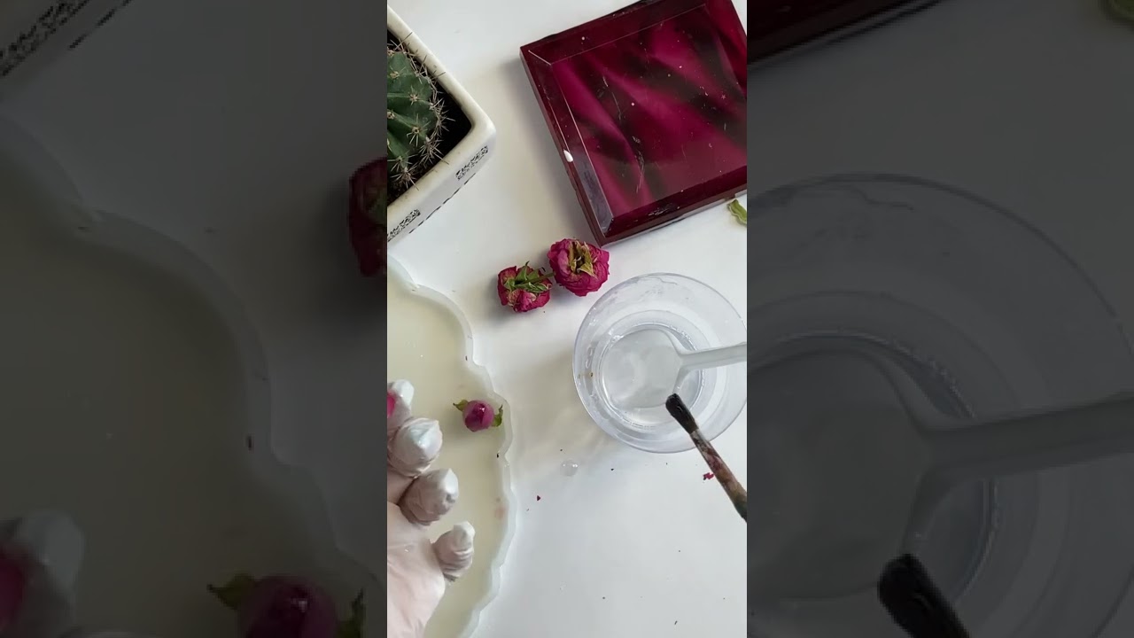 Украшения из засушенных роз и эпоксидной смолы