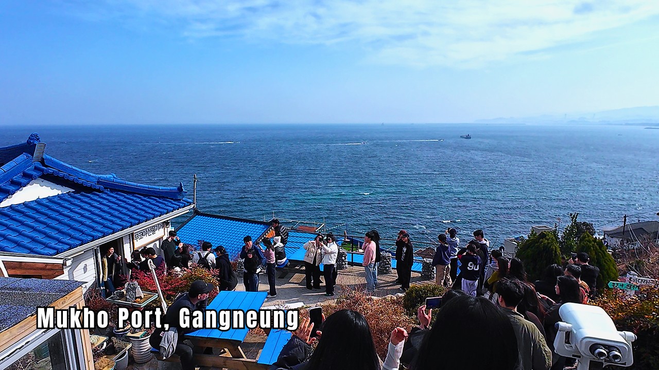 Gangneung, Korea &ndash; Anmok Coffee Street & Coastal Train Walk 4K (Real Sound)