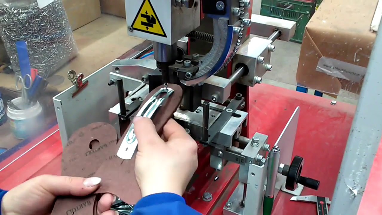 Manual steel shank rivetting machine with automatic centrator.