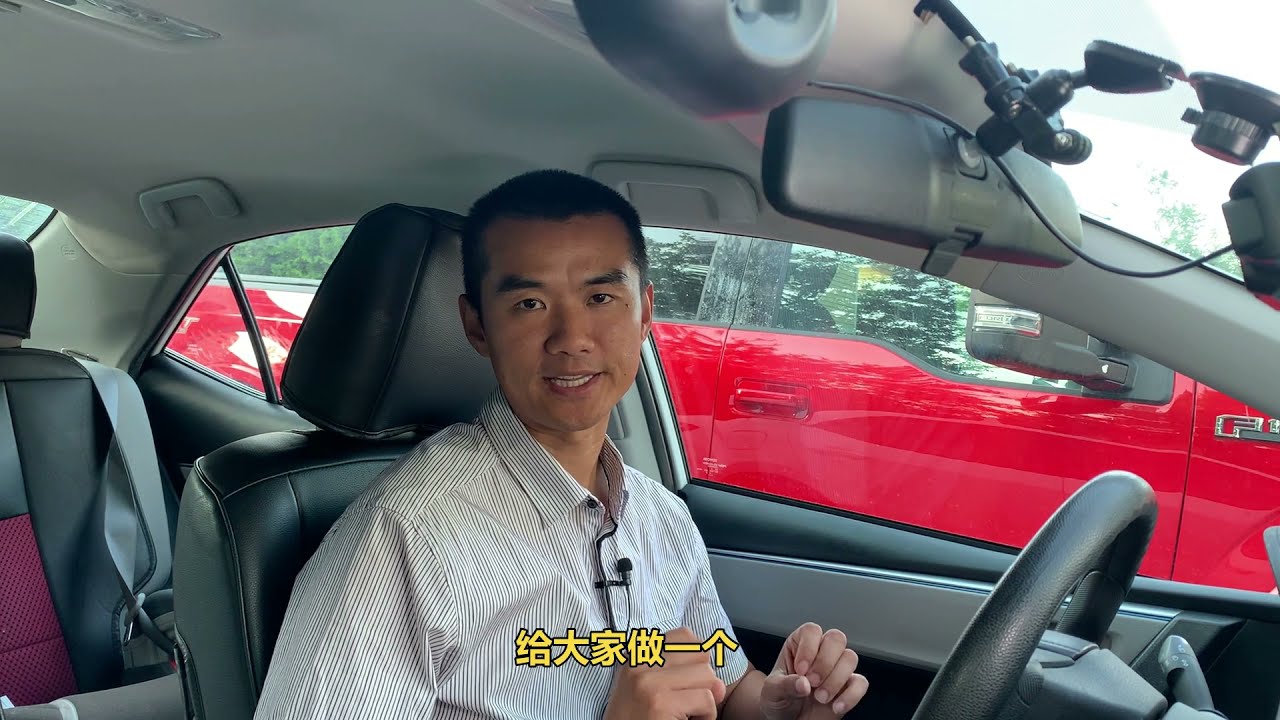 答观众问：为什么一定要反手开门、转身下车？只看后视镜不行吗？