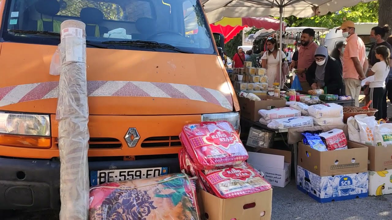 Walk-through of Saturday street market at Manosque (South of France)