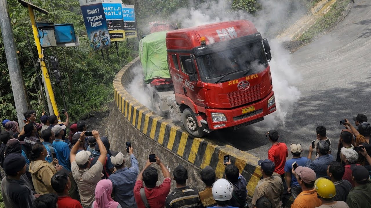 DETIK-DETIK PENGHABISAN !! JADI TONTONAN RIBUAN WARGA, Drama Terburuk Truk Siba Surya 