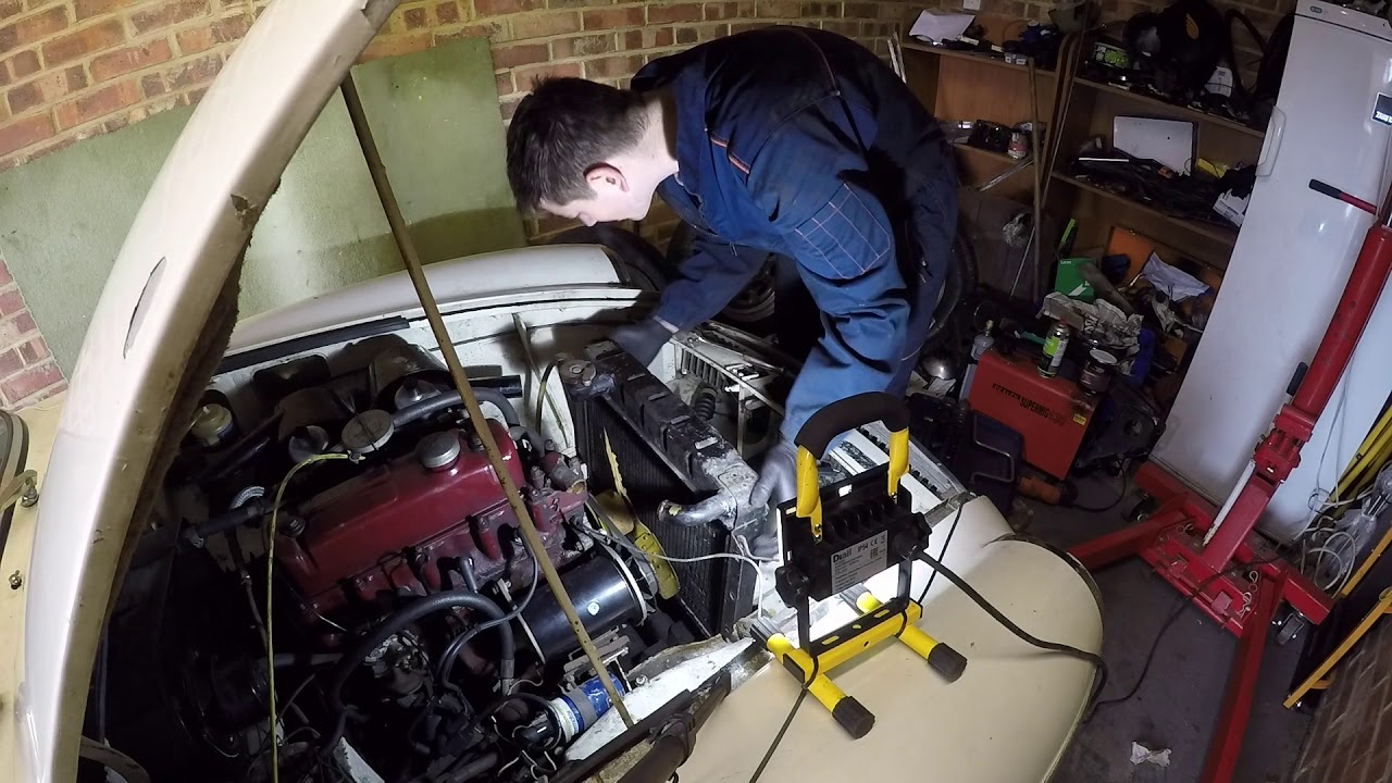 MGB GT Restoration Pt 26 Removing the Engine Pt 1