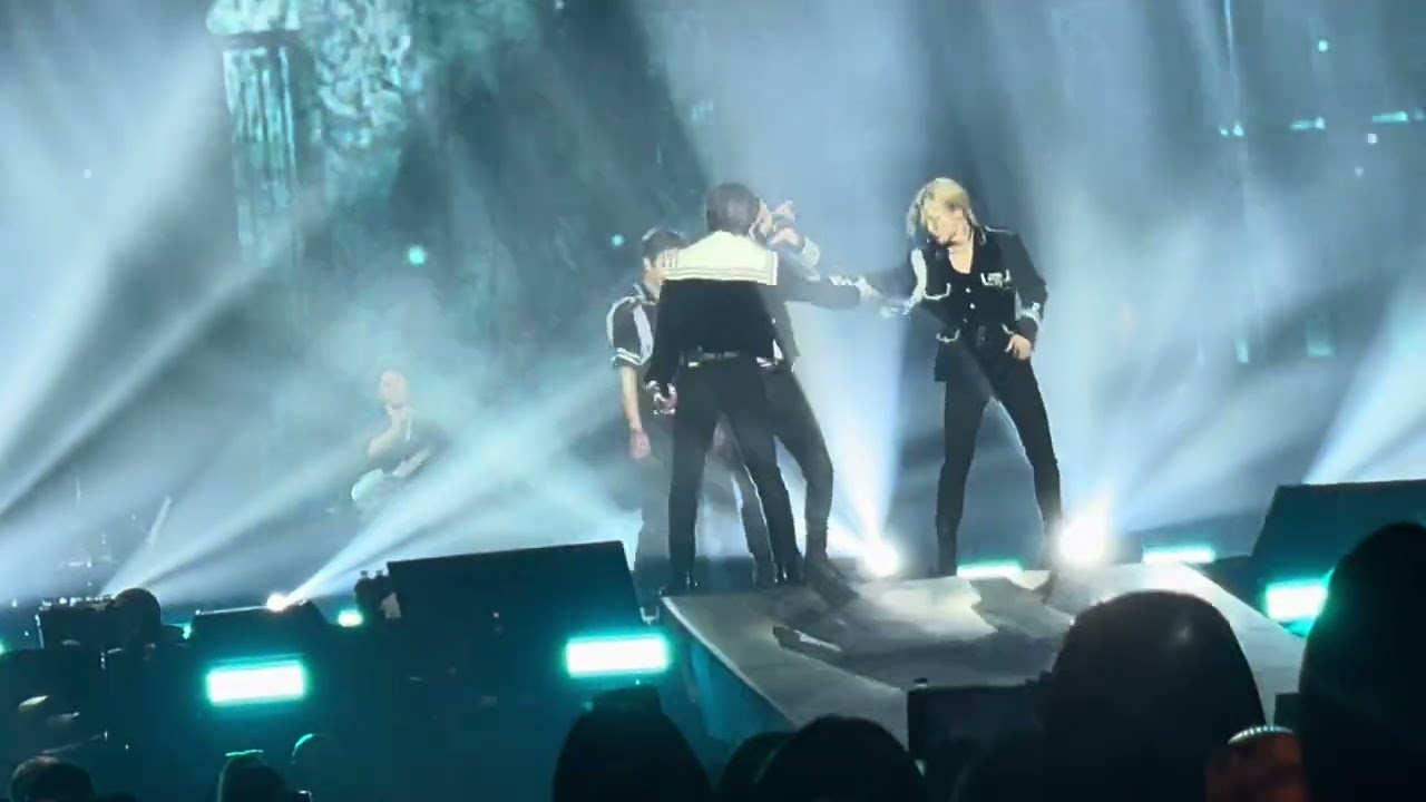 Stray Kids Concert Maniac Tour: Hellevator, Top, Victory Song
